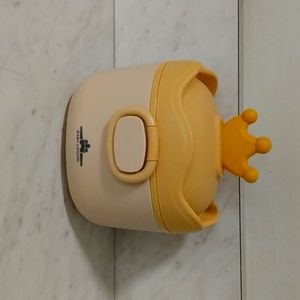 Baby formula container with crown on top